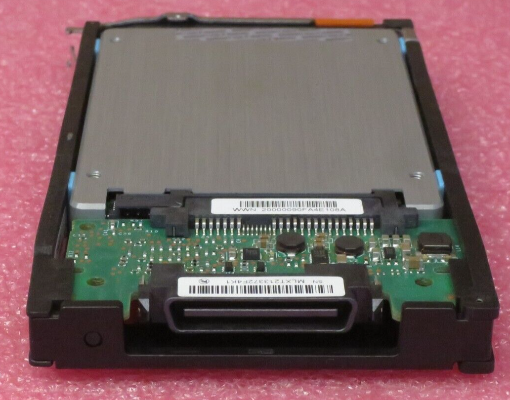 EMC VMAX 100Gb Flash Drive 2.5" HDD 005050565 118033252 MZ-6ER100T/0C3 SSD