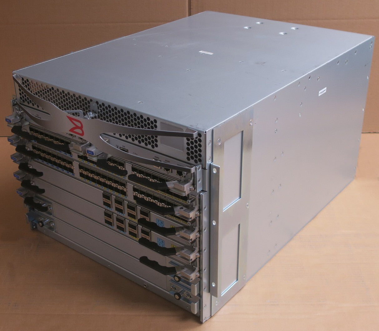 Brocade X6-4 4-Slot Gen6 8U Director + 2x FC32-48 2x CPX6 2x CR32-4 + Licenses