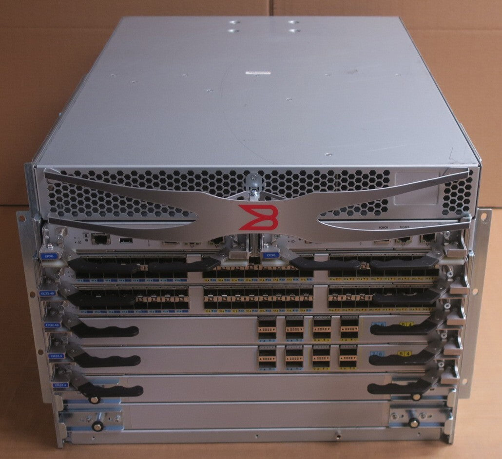 Brocade X6-4 4-Slot Gen6 8U Director + 2x FC32-48 2x CPX6 2x CR32-4 + Licenses