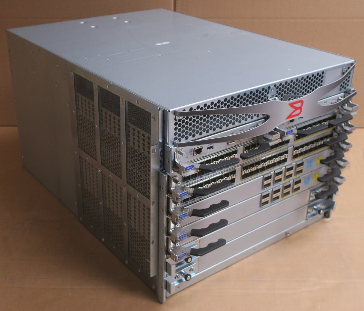 Brocade X6-4 4-Slot Gen6 8U Director + 2x FC32-48 2x CPX6 2x CR32-4 + Licenses