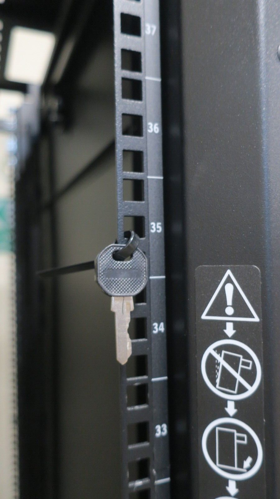 APC AR3100 NetShelter SX Server 19" 600mm x 1070mm Networking Rack Cabinet 42U