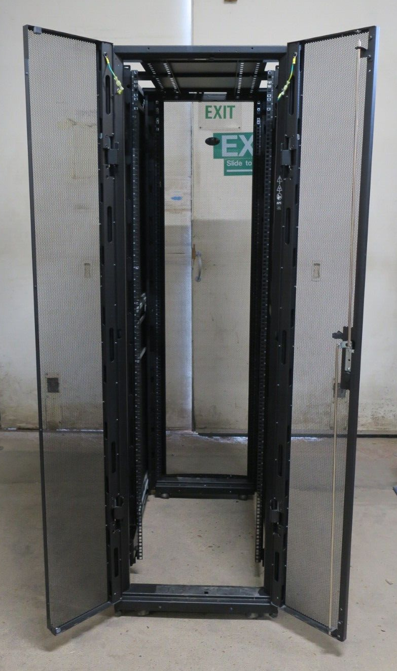 APC AR3100 NetShelter SX Server 19" 600mm x 1070mm Networking Rack Cabinet 42U