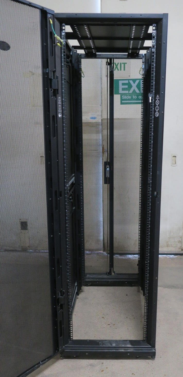 APC AR3100 NetShelter SX Server 19" 600mm x 1070mm Networking Rack Cabinet 42U