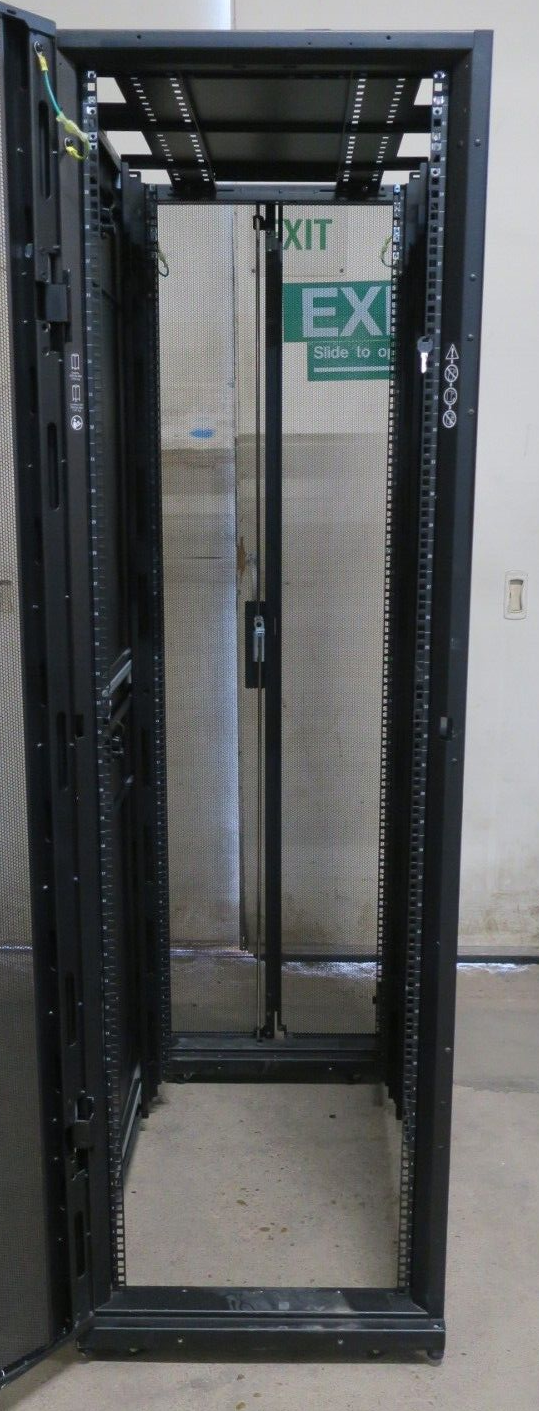 APC AR3100 NetShelter SX Server 19" 600mm x 1070mm Networking Rack Cabinet 42U