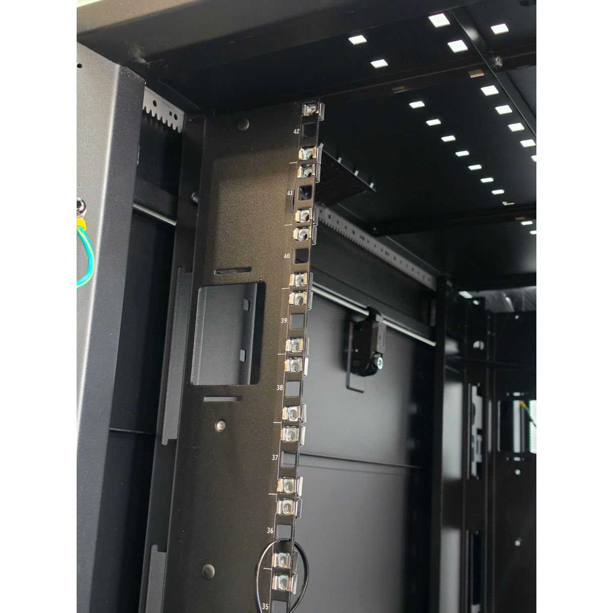 APC AR3150 NetShelter SX 42U Wide 750mm x 1070mm Server Rack Cabinet Enclosure