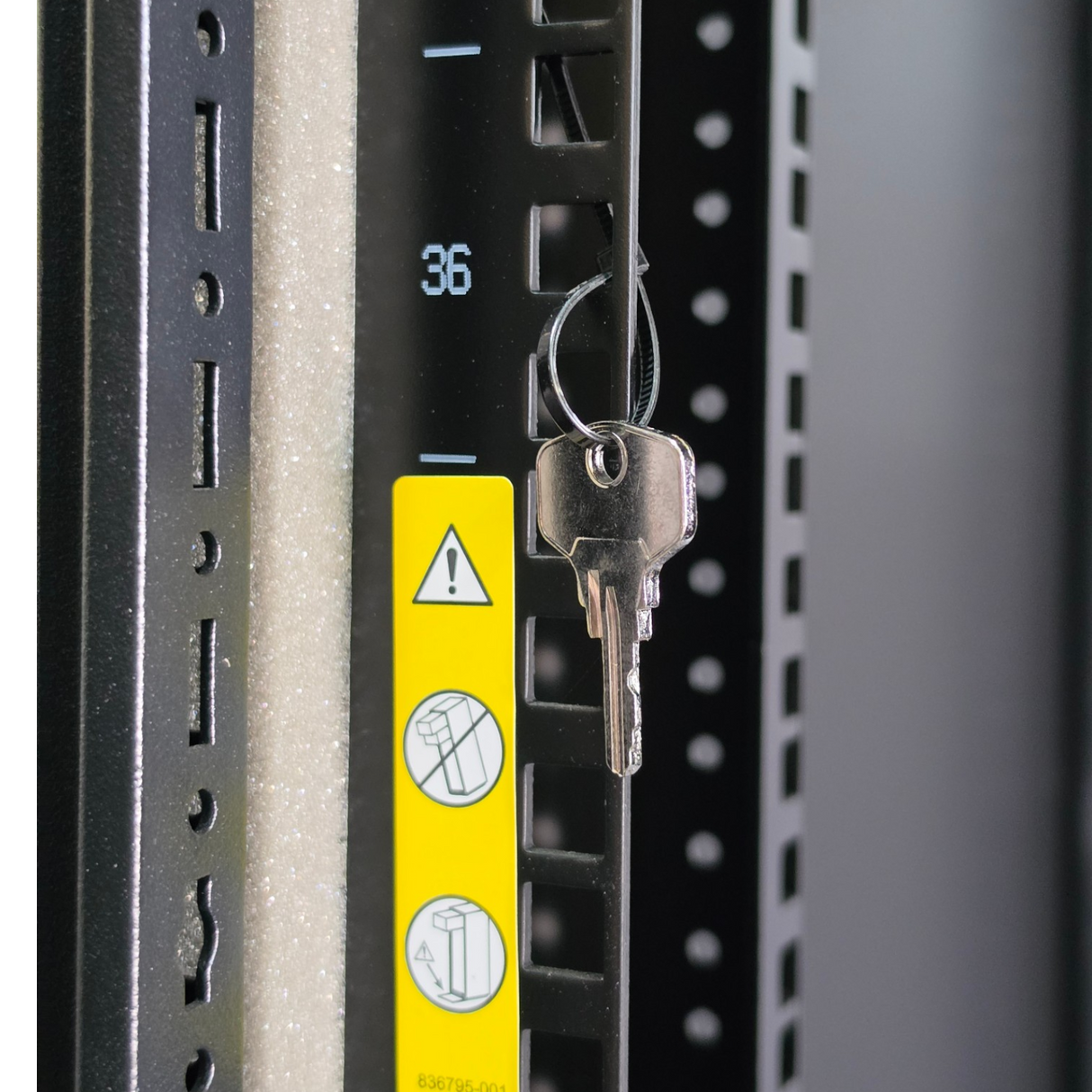 HPE P9K08A 42U 600mm 1075mm G2 Kitted Advanced Shock Rack Server Cabinet
