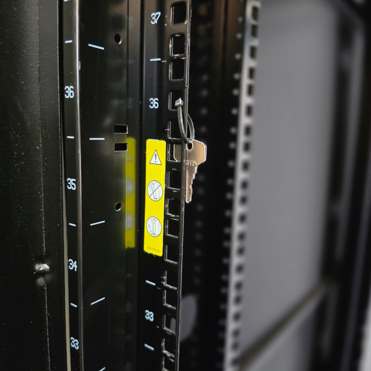 HPE BW904A 642 Rack 42U 600mm 1075mm Enterprise Server Cabinet Enclosure Yellow