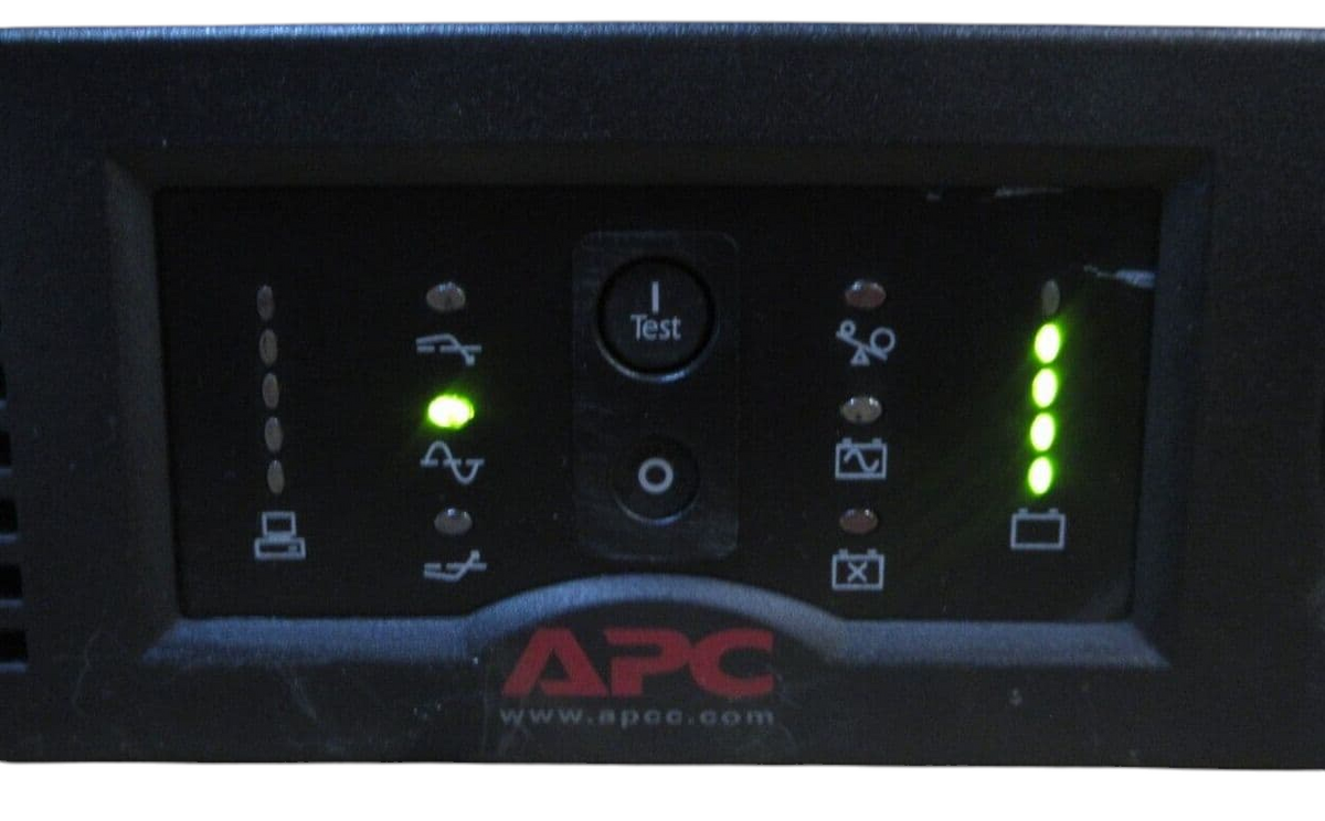 APC SUA3000RMI2U Smart-UPS 3000VA 2700W 230V 8xC13 1xC19 UPS+ AP9617 + New Cells