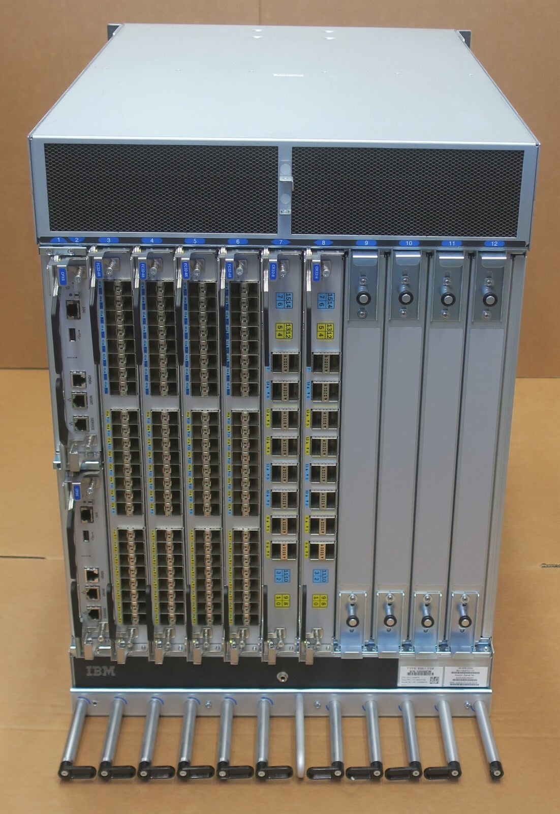 Brocade X6-8 / IBM SAN512B-6 8-Slot Gen6 Director 8961-F08 + 4x FC32-48 2xCPX6