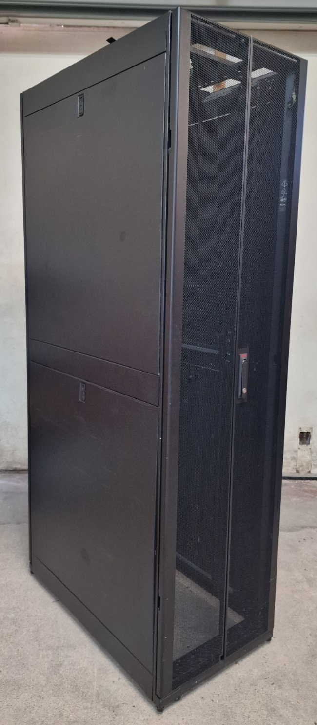 APC AR3107 NetShelter SX Server 19" 600mm 1070mm Networking Rack Cabinet 48U