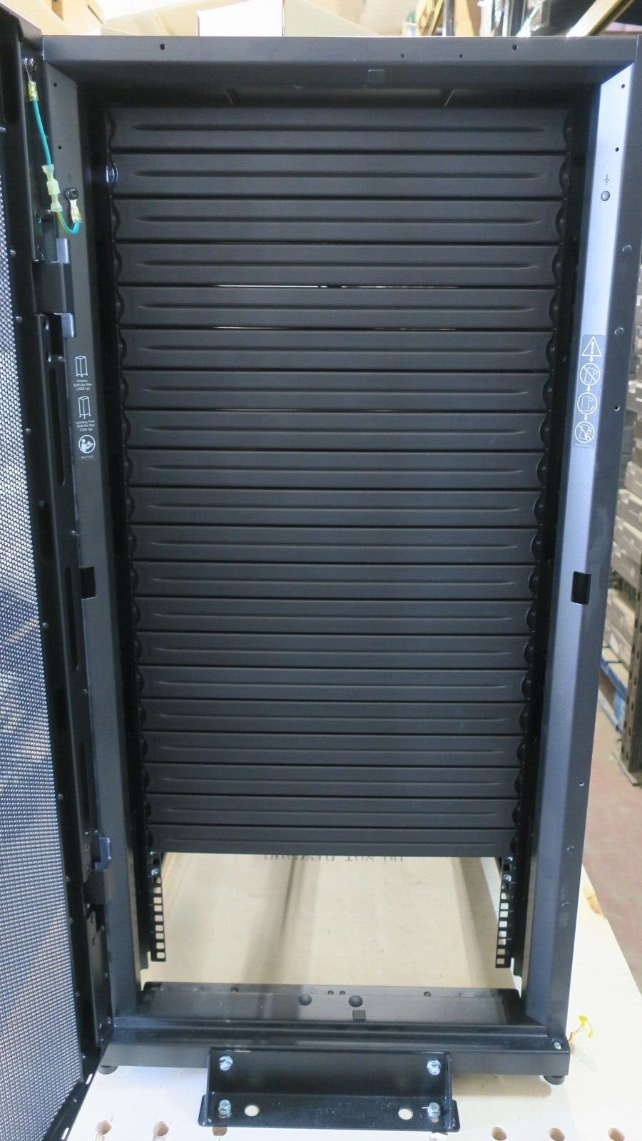 NEW APC AR3104 Netshelter SX 24U Server Rack Enclosure Cabinet