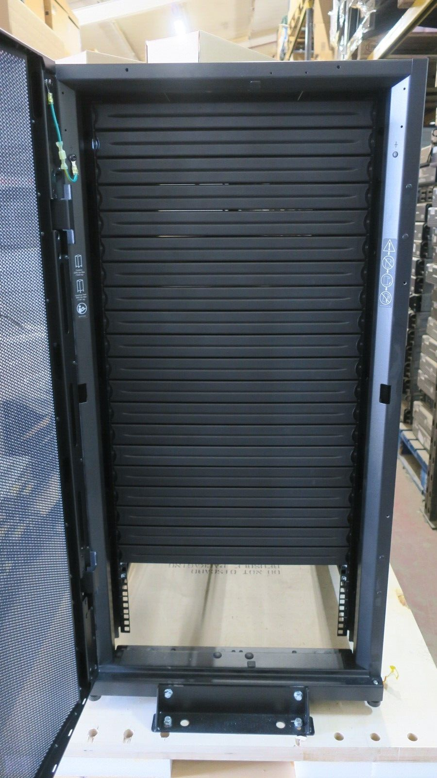 NEW APC AR3104 Netshelter SX 24U Server Rack Enclosure Cabinet
