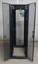 APC AR3100 NetShelter SX Server 19" 600mm x 1070mm Networking Rack Cabinet 42U