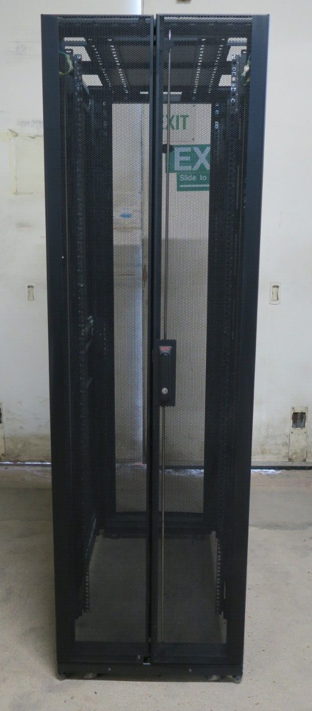 APC AR3100 NetShelter SX Server 19" 600mm x 1070mm Networking Rack Cabinet 42U