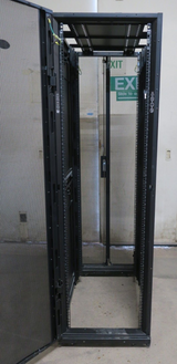 APC AR3100 NetShelter SX Server 19" 600mm x 1070mm Networking Rack Cabinet 42U