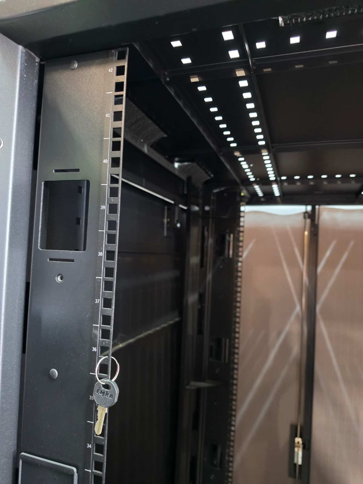 APC AR3350 NetShelter SX 42U Wide 750mm x 1200mm Server Rack Cabinet Enclosure