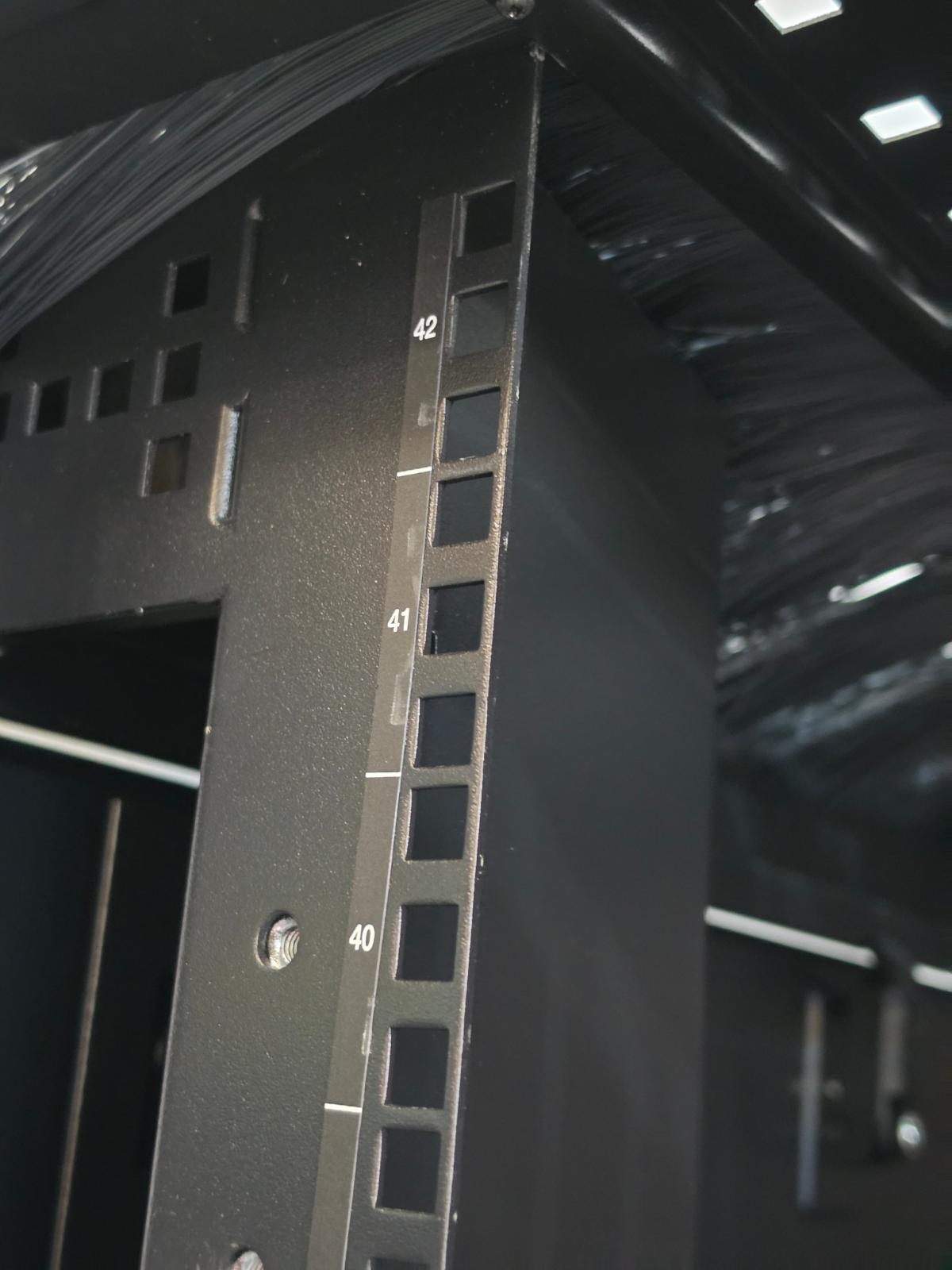 APC AR3140 NetShelter SX 42U Wide 750mm x 1070mm Server Rack Cabinet Enclosure