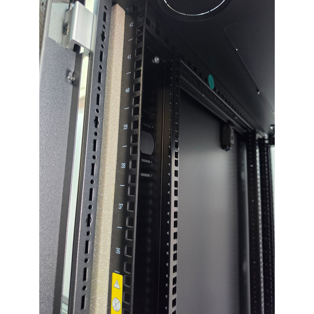 HPE P9K08A 42U 600mm 1075mm G2 Kitted Advanced Shock Rack Server Cabinet