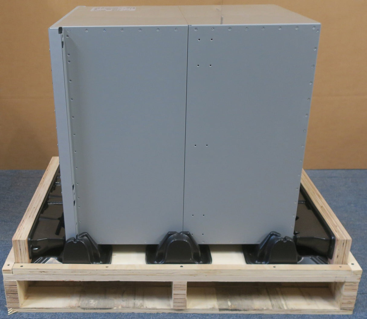 NEW Arista DCS-7308 8-Slot Switch Chassis 2x EM-7300X-32Q-LC 1x EM-7300-SUP