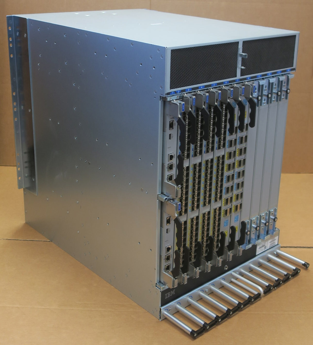 Brocade X6-8 / IBM SAN512B-6 8-Slot Gen6 Director 8961-F08 + 4x FC32-48 2xCPX6